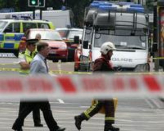 Tres explosiones en el metro y otra en un autobús reeditan el terror en Londres