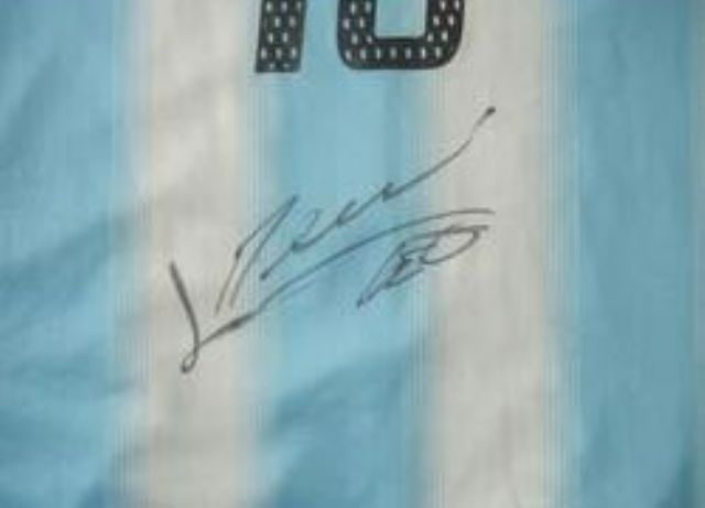 Subastan una camiseta de la seleccion argentina firmada por lionel messi
