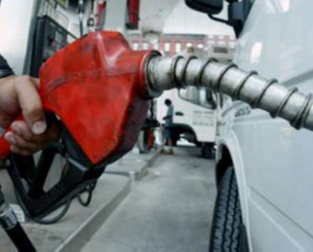 Fijarán precios de combustibles más caros para autos extranjeros
