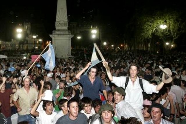 El batir de las cacerolas se oyó anoche en Plaza de Mayo
