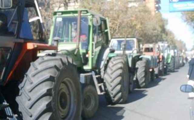 Productores agropecuarios concretaron un tractorazo por la avenida 29