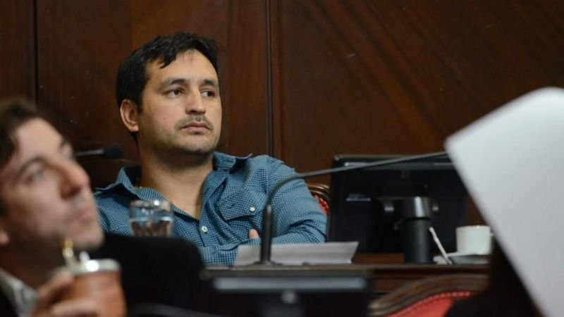 Acusado por abuso sexual Jorge Romero renunció a su banca de Senador