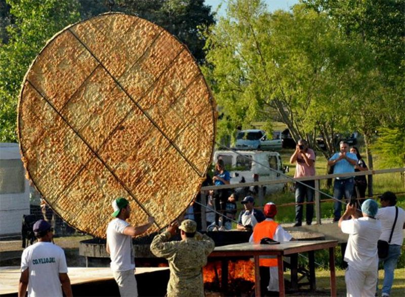 Ciudad de Uruguay dice tener el record de la torta frita más grande. Pero no llega ni a los 4 metros