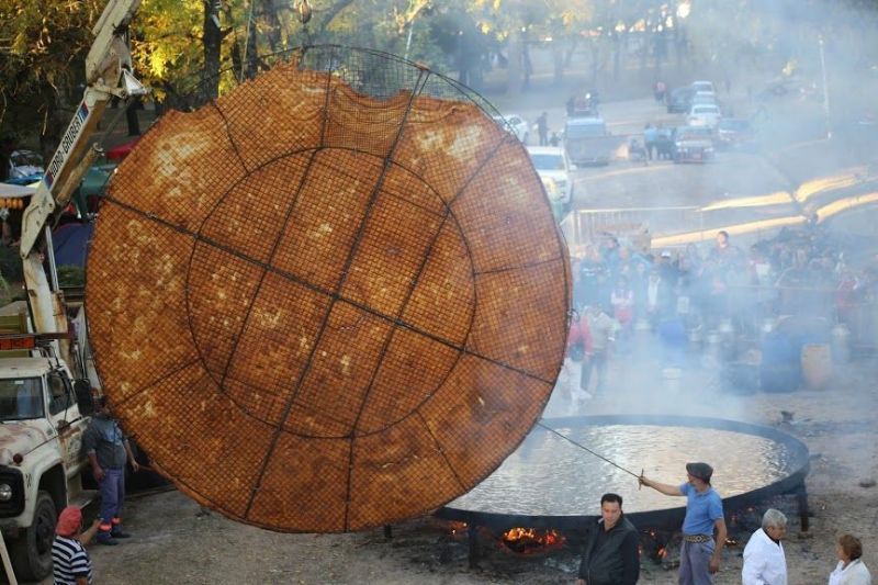 Ciudad de Uruguay dice tener el record de la torta frita más grande. Pero no llega ni a los 4 metros