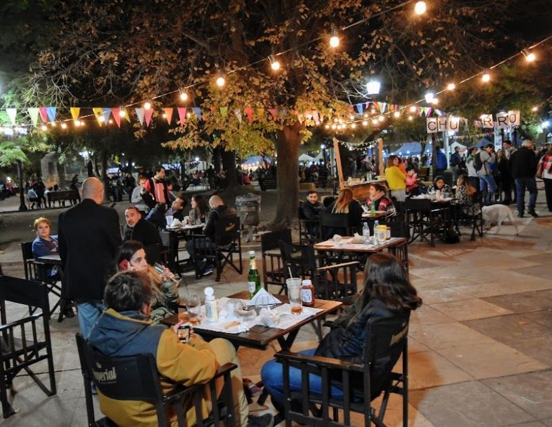 Gastronomía, cultura y tragos en plaza San Martín