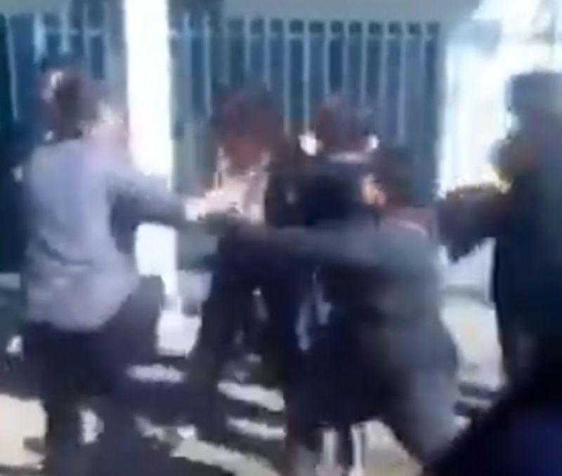 VIDEO: Madres a las piñas en la puerta de un jardín de infantes