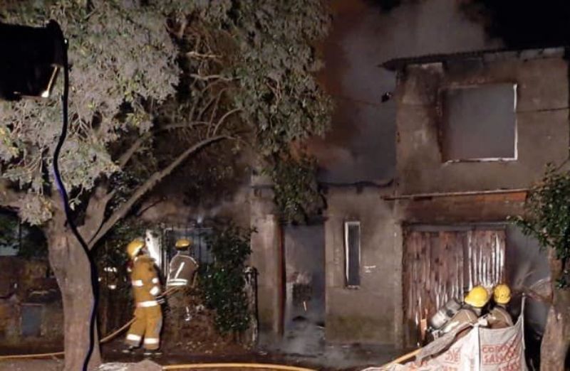 Voraz incendio destruyó totalmente una vivienda