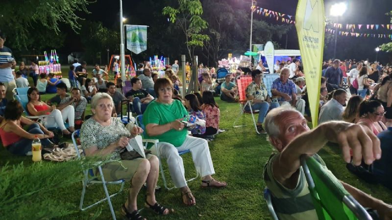 “Música en las Plazas” tuvo su primera noche en la Plaza de la Estación