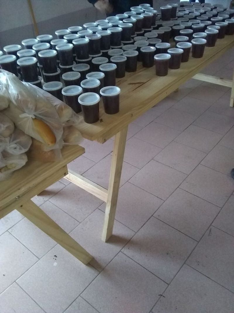 Coronavirus: Entregan pan y mermelada a vecinos de la zona Gowland - Agote