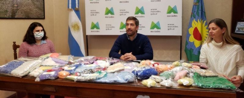 La tarea solidaria de las abuelas tejedoras