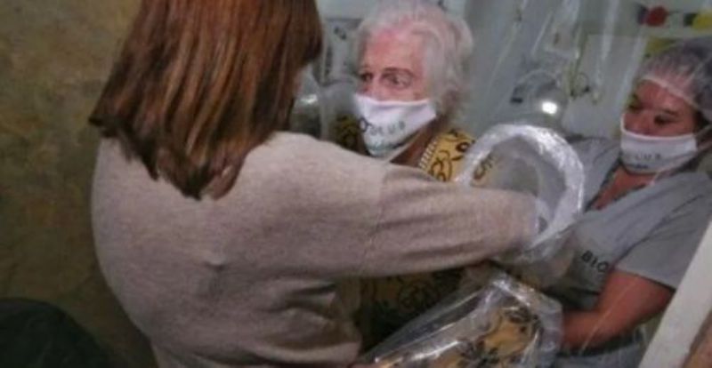 Abrazar a los abuelos: El ingenioso método que encontraron en Rosario