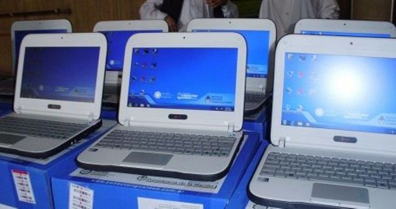 Proyectan entregar 350 mil computadoras a alumnos y dar créditos a docentes