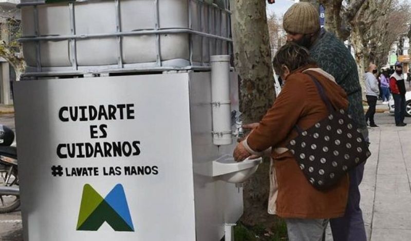 El Municipio colocó cabinas de sanidad en las veredas de los bancos Nación y Provincia