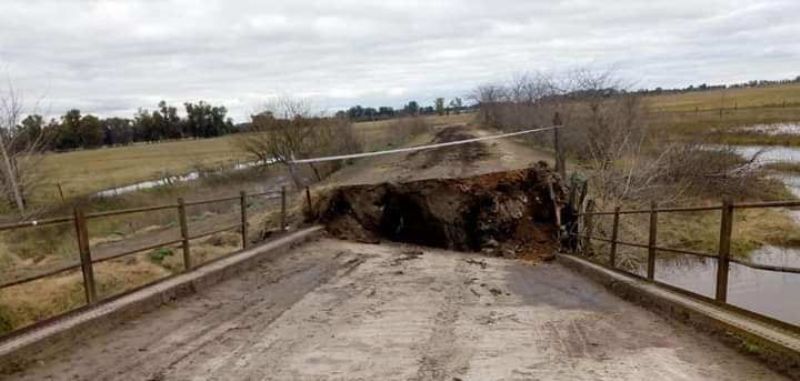 Peligro inminente: se cayó el puente que une García con Suipacha sobre el río Luján