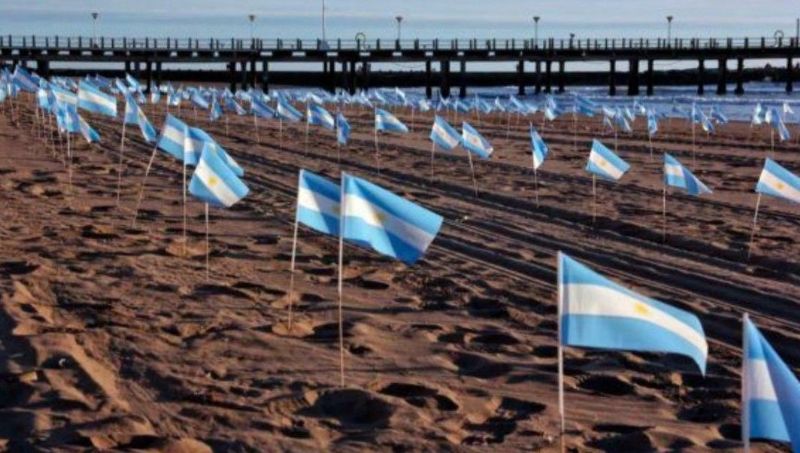 La costa de Mar Del Plata amaneció con 504 banderas en homenaje a las víctimas del Covid