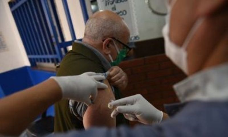 Mayores de 60, atentos a la app o al mail: se enviaron unos 120 mil turnos para vacunarse