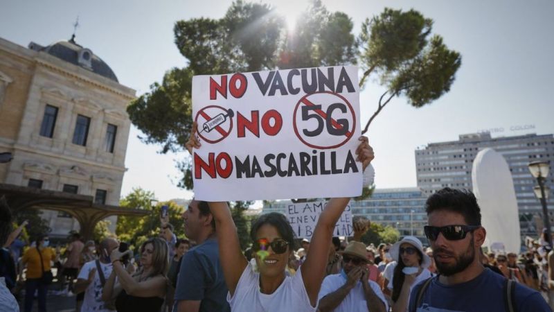 Andas sin barbijo, te reunís en lugares cerrados, salís de noche: sos un “Covidiota”