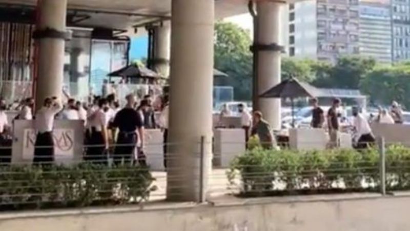 Video: batalla campal entre mozos y clientes en un restaurante