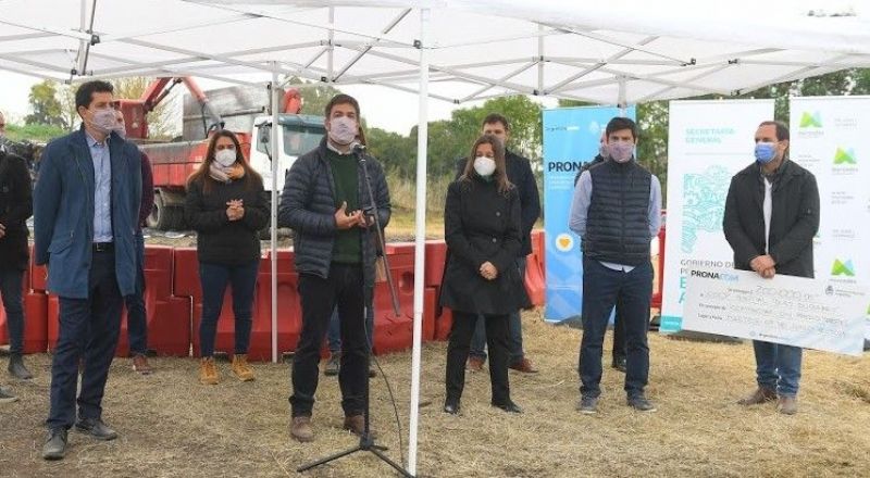 Donan el producido de la compactación de vehículos a la Cooperadora del Blas Dubarry