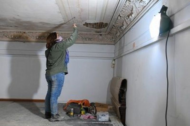 Comenzó la restauración del cielorraso de la sala comedor del Museo Míguez