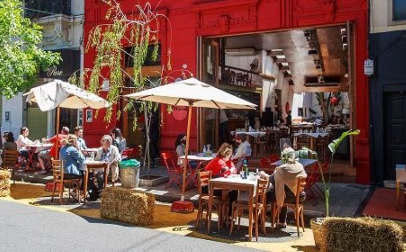La Provincia analiza disponer que solo los vacunados ingresen a bares y restaurantes