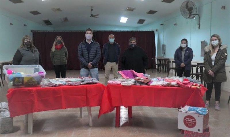 Un punto tras otro las “abuelas tejedoras” siguen aportando al programa Primeros Mil Días