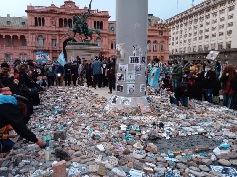 Velorio colectivo: la “Marcha de las piedras” en Plaza de Mayo en memoria de los muertos