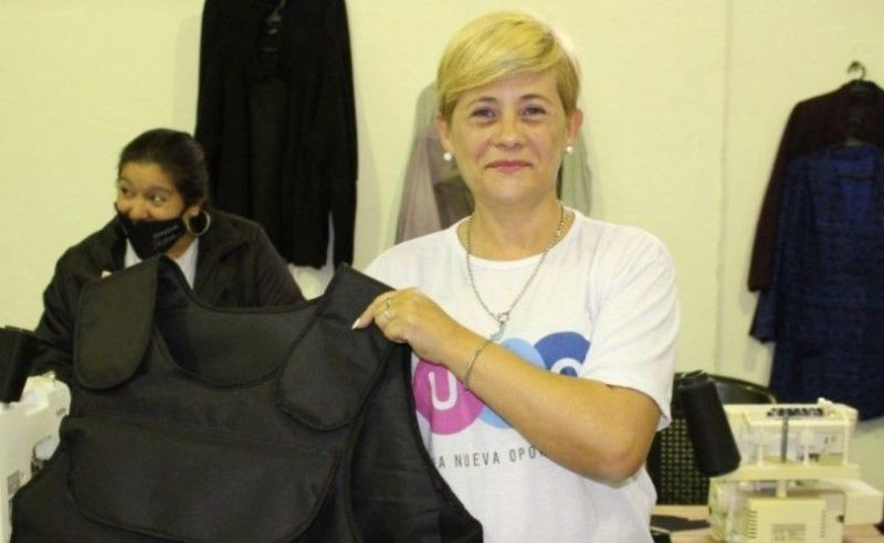 Una candidata a concejal repartió chalecos antibalas a vecinos