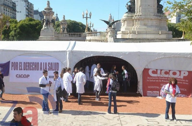 Reclamo de los profesionales bonaerenses de la salud: instalan una carpa frente al Congreso de la Nación