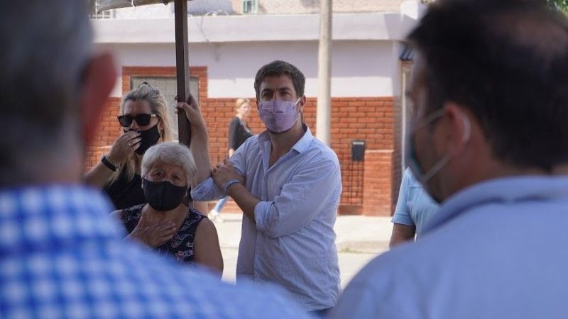 Ustarroz recorrió obras de pavimentación en Barrio Trocha y charló con los vecinos