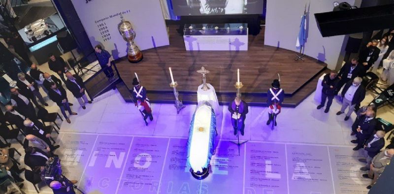 Trasladaron los restos de Fangio en un emotivo homenaje