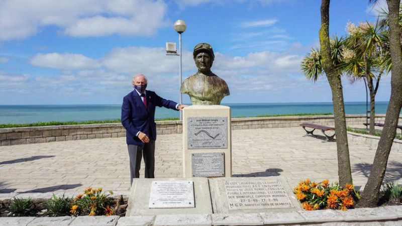 Trasladaron los restos de Fangio en un emotivo homenaje