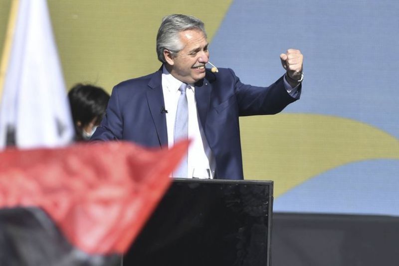 Alberto Fernández festeja la “victoria” en el día de la militancia