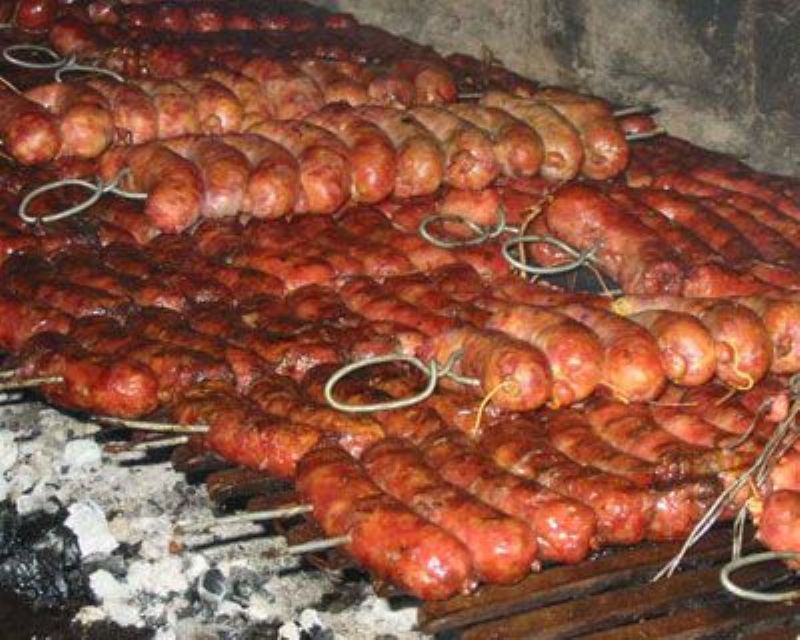 Comieron choripanes en una movilización y ahora tendrían triquinosis