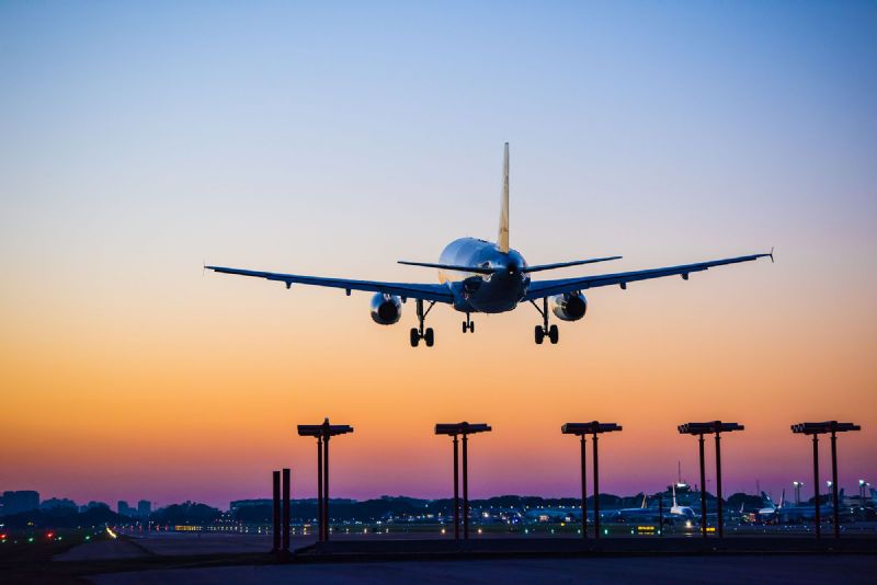 Por la falta de dólares prohíben comprar pasajes al extranjero en cuotas