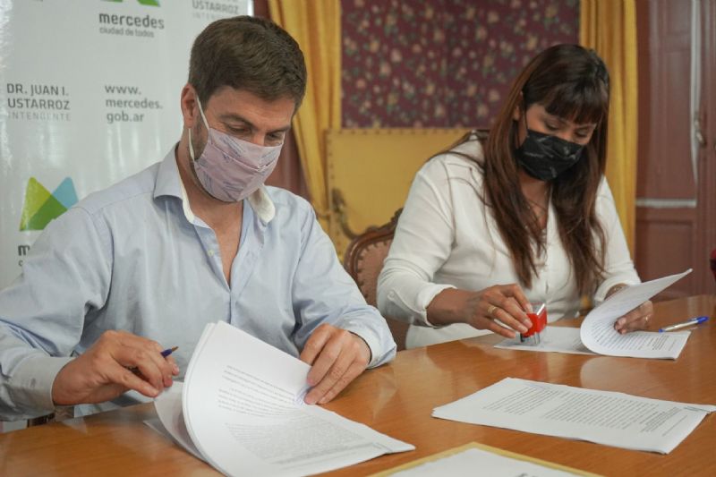 Ustarroz firma convenio por gran cantidad de obras para barrios de la ciudad