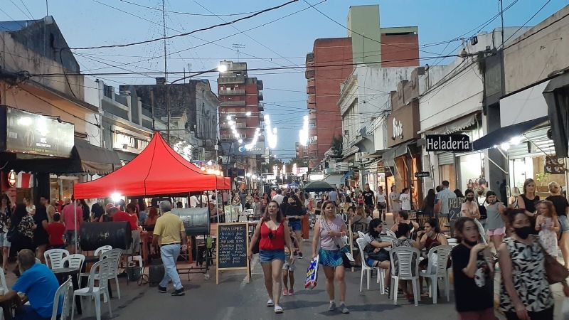 Gran acompañamiento de los vecinos en la Fiesta del Comercio Mercedino