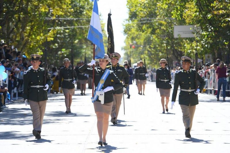 Multitudinario desfile cívico institucional en homenaje a Veteranos de Malvinas