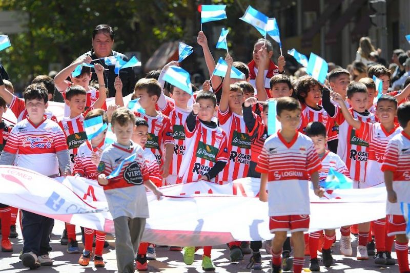 Multitudinario desfile cívico institucional en homenaje a Veteranos de Malvinas
