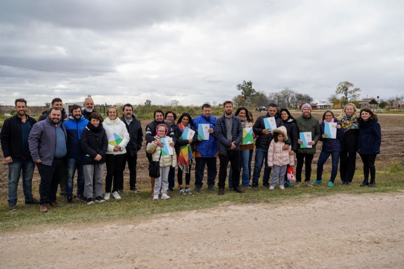 Entrega de lotes del Programa Mi Terreno en Agote: varias familias fueron beneficiadas