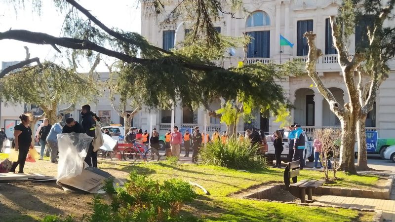 San Andrés de Giles: se produjo el desalojo de 13 familias de la plaza San Martin por orden judicial
