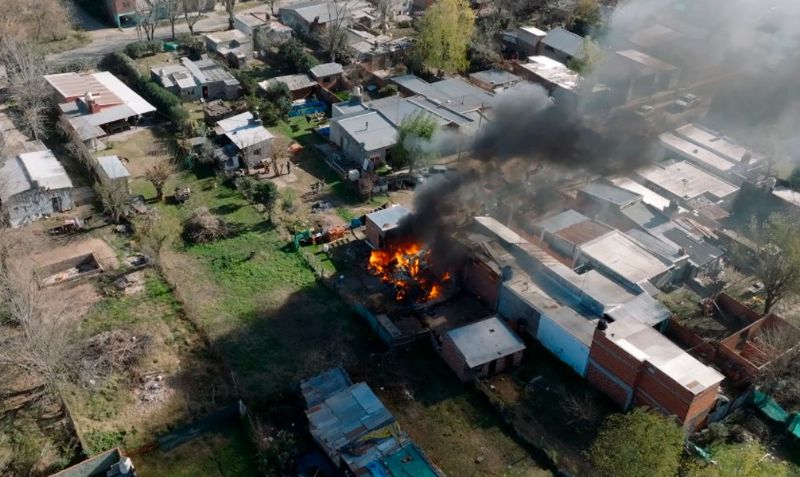 Incendio con destrucción total en 53 Bis y 32
