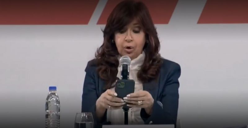 La oposición criticó a Cristina por pedir el cierre de las importaciones con un iPhone de 520.000 pesos en la mano