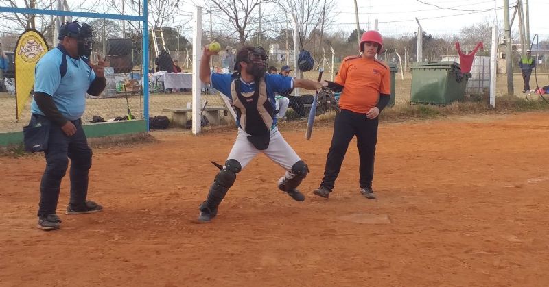 Varias actividades deportivas: encuentro de softbol en Mercedes y Taller de violencia con árbitros locales