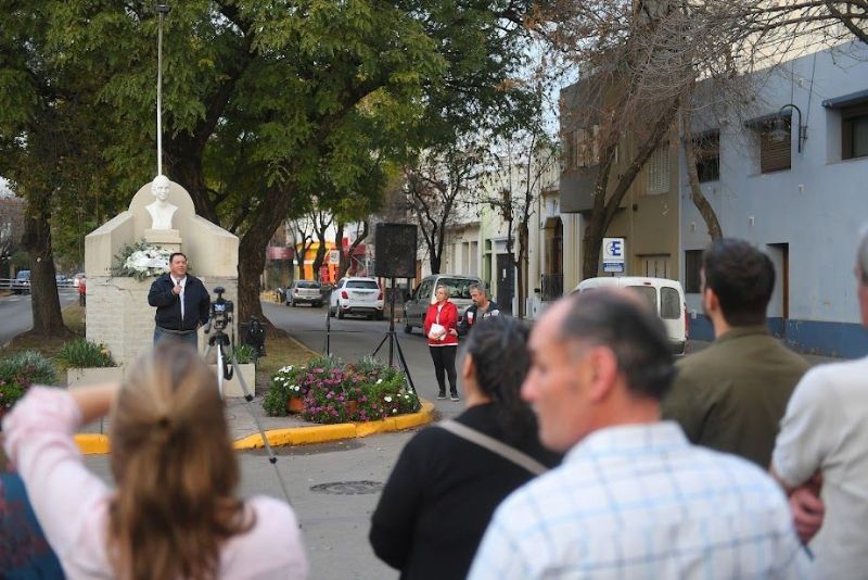 Se llevó a cabo el acto homenaje a Eva Perón frente al busto de calle 30 y 23 de Mercedes