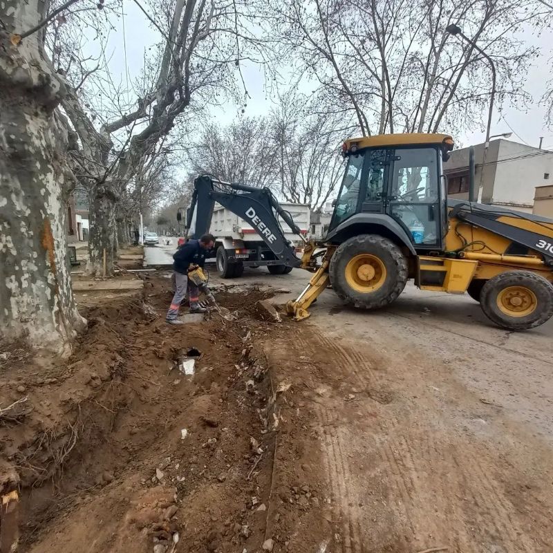 La cuadrilla municipal de albañilería continúa la obra de ampliación de la avenida 17 entre 36 y 40