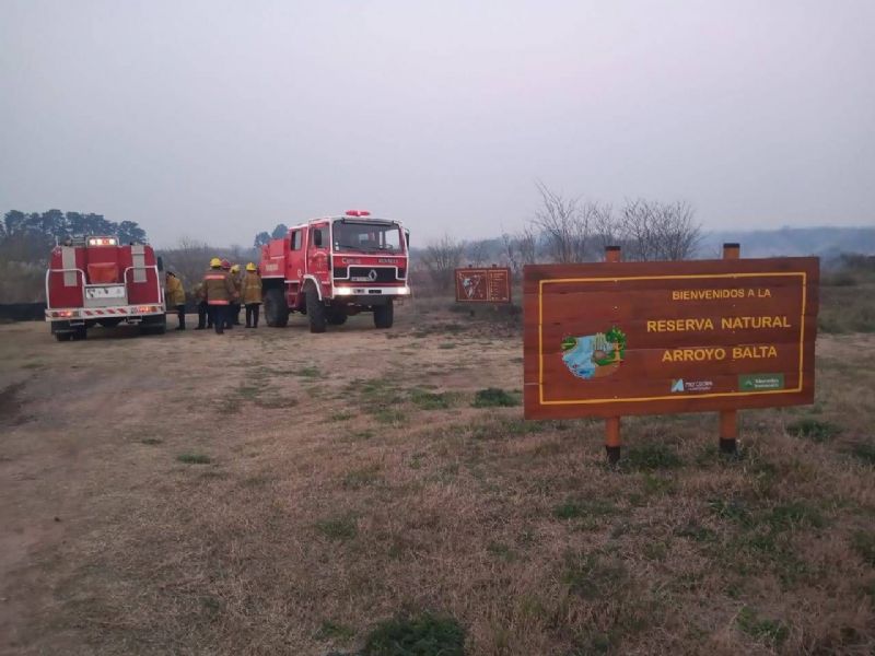 Bomberos voluntarios de Mercedes apagaron incendio en la Reserva del Arroyo Balta