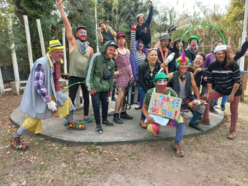 Los artistas callejeros marcharon hacia el Municipio bajo la consigna “El arte callejero no es delito”