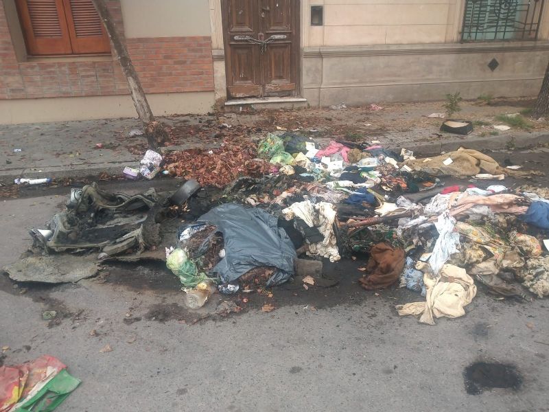 Desconocidos incendiaron un contenedor de residuos en calle 27 entre 32 y 34 en la madrugada del domingo
