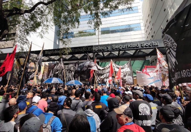 La izquierda llama a una marcha nacional con paro contra el gobierno y el lock out de las patronales del neumático